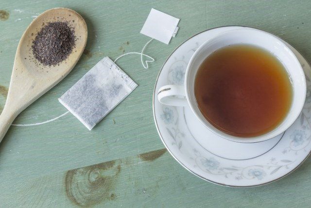 mirror cleaning with tea